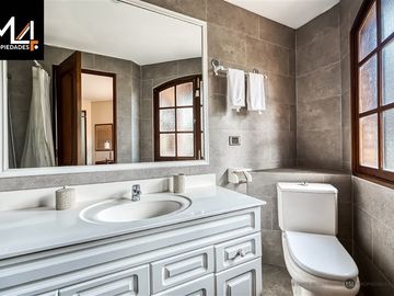 Casa en Venta en Santa Maria de Manquehue/ Camino Agua del Palo