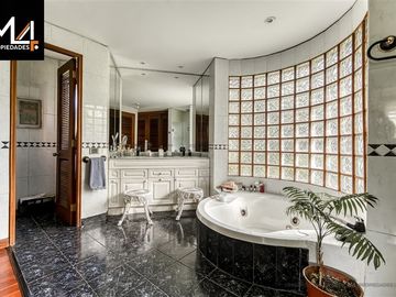 Casa en Venta en Santa Maria de Manquehue/ Camino Agua del Palo