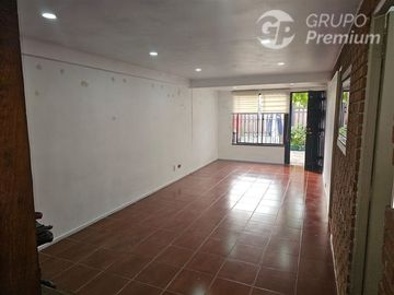 Casa en Venta en Papa Ceferino con Papa San Lino / Se vende Casa 3 Dormitorios 2 Baños con Estacionamiento