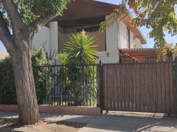 Se vende Ampliay hermosa casa en Villa Macul 5D+4B