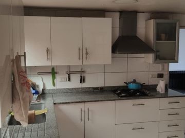 Se vende Ampliay hermosa casa en Villa Macul 5D+4B