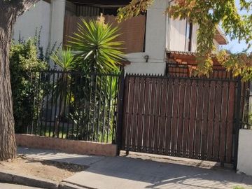 Se vende Ampliay hermosa casa en Villa Macul 5D+4B