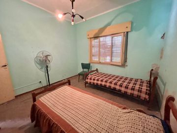 VENTA CASA 3 AMB +DOS LOCALES-GARAJE -PARQUE