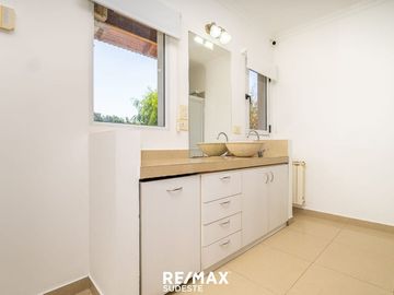 VENTA HERMOSA CASA EN BARRIO PAGO CHICO