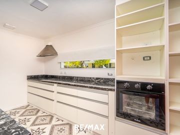 VENTA HERMOSA CASA EN BARRIO PAGO CHICO