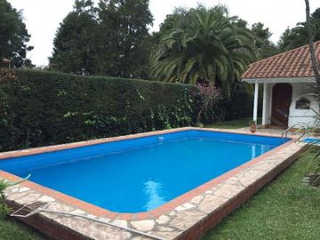CASAQUINTA BARRIO EL TREBOL - EXCELENTE CONSTRUCCIÃN - CON PILETA Y GRAN QUINCHO