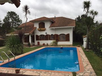 CASAQUINTA BARRIO EL TREBOL - EXCELENTE CONSTRUCCIÃN - CON PILETA Y GRAN QUINCHO
