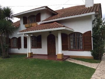 CASAQUINTA BARRIO EL TREBOL - EXCELENTE CONSTRUCCIÃN - CON PILETA Y GRAN QUINCHO