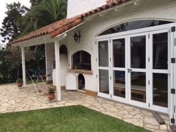 CASAQUINTA BARRIO EL TREBOL - EXCELENTE CONSTRUCCIÃN - CON PILETA Y GRAN QUINCHO
