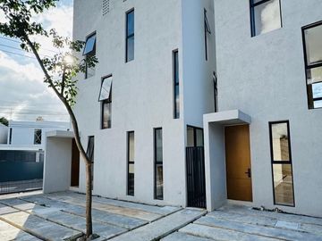 EN VENTA CASA TIPO TOWNHOUSE EN ZONA NORTE MÉRIDA I PRIVADA CELESTA CHOLUL