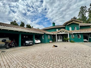 ESPECTACULAR PARCELA EN CONDOMINIO CON CASA SÓLIDA DE 640 M2
