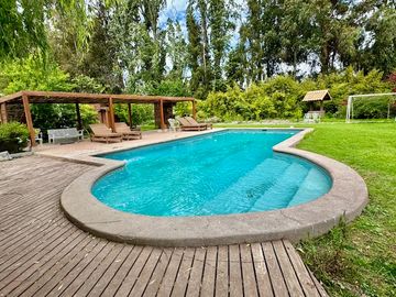 ESPECTACULAR PARCELA EN CONDOMINIO CON CASA SÓLIDA DE 640 M2