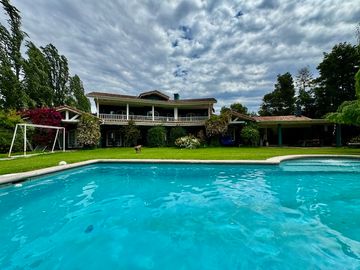ESPECTACULAR PARCELA EN CONDOMINIO CON CASA SÓLIDA DE 640 M2
