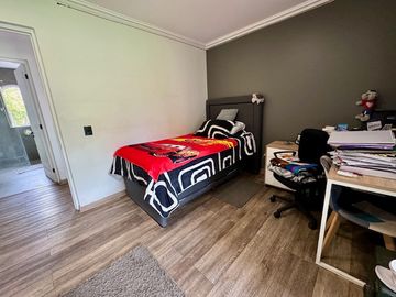 ESPECTACULAR PARCELA EN CONDOMINIO CON CASA SÓLIDA DE 640 M2