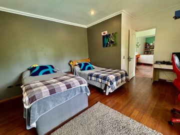 ESPECTACULAR PARCELA EN CONDOMINIO CON CASA SÓLIDA DE 640 M2