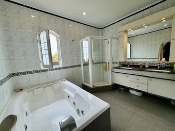 ESPECTACULAR PARCELA EN CONDOMINIO CON CASA SÓLIDA DE 640 M2