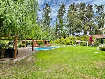 ESPECTACULAR PARCELA EN CONDOMINIO CON CASA SÓLIDA DE 640 M2