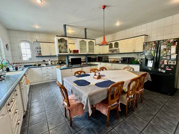 ESPECTACULAR PARCELA EN CONDOMINIO CON CASA SÓLIDA DE 640 M2