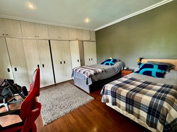 ESPECTACULAR PARCELA EN CONDOMINIO CON CASA SÓLIDA DE 640 M2