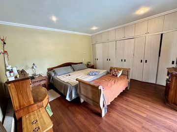 ESPECTACULAR PARCELA EN CONDOMINIO CON CASA SÓLIDA DE 640 M2