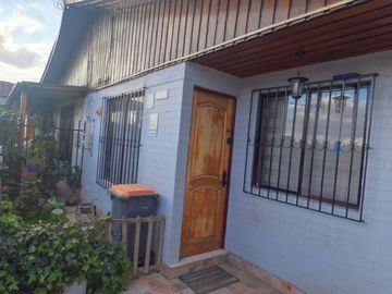 VENTA CASA 3HAB 1BA  ESTACIONAMIENTO CON COBERTIZO