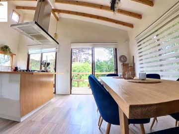 BAJO PRECIO, 2 CASAS SITIO DE 1440M2  VIVE Y GENERA INGRESOS