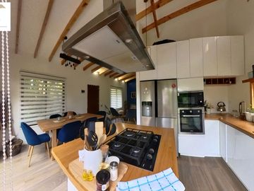 BAJO PRECIO, 2 CASAS SITIO DE 1440M2  VIVE Y GENERA INGRESOS