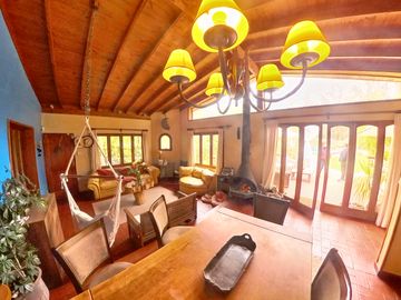 BAJO PRECIO, 2 CASAS SITIO DE 1440M2  VIVE Y GENERA INGRESOS