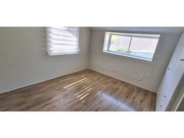 SE VENDE CASA POR VIAJE, RIO CISNES, LA FLORIDA