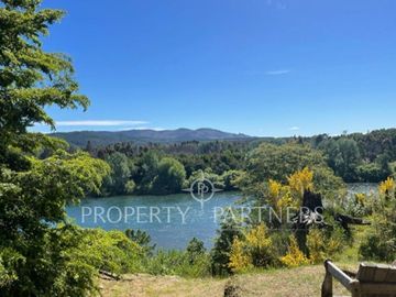 Hermosa Parcela con dos casas vista al Río