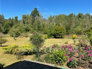 Hermosa Parcela con dos casas vista al Río