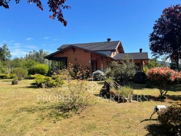 Hermosa Parcela con dos casas vista al Río