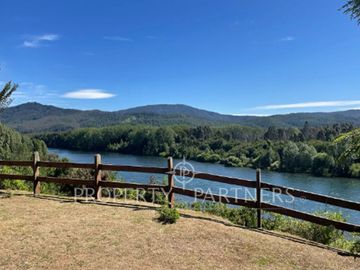 Hermosa Parcela con dos casas vista al Río