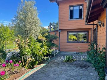 Hermosa Parcela con dos casas vista al Río