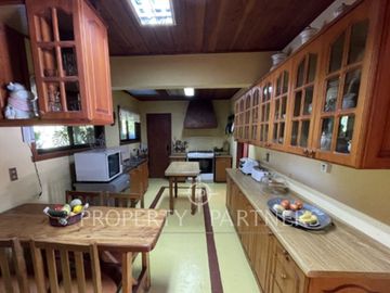 OPORTUNIDAD!!!  Gran Casa ubicada en la comuna de Los Lagos con vista panorámica al río