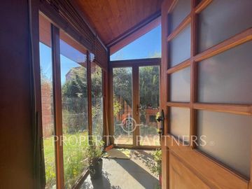 Se vende hermosa casa, con un entorno  privilegiado en Valdivia, cercana a Colegios, Universidades y centro de la ciudad.