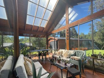 Se vende hermosa casa, con un entorno  privilegiado en Valdivia, cercana a Colegios, Universidades y centro de la ciudad.