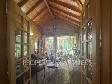 Se vende hermosa casa, con un entorno  privilegiado en Valdivia, cercana a Colegios, Universidades y centro de la ciudad.
