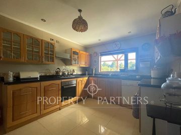 Se vende hermosa casa, con un entorno  privilegiado en Valdivia, cercana a Colegios, Universidades y centro de la ciudad.