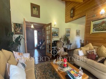 Se vende hermosa casa, con un entorno  privilegiado en Valdivia, cercana a Colegios, Universidades y centro de la ciudad.