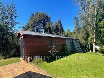 Se vende hermosa casa, con un entorno  privilegiado en Valdivia, cercana a Colegios, Universidades y centro de la ciudad.