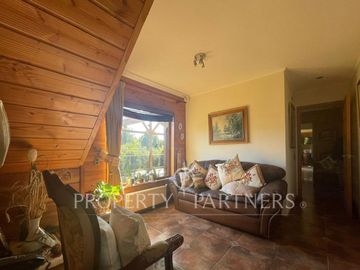 Se vende hermosa casa, con un entorno  privilegiado en Valdivia, cercana a Colegios, Universidades y centro de la ciudad.
