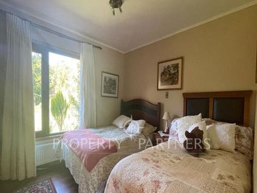 Se vende hermosa casa, con un entorno  privilegiado en Valdivia, cercana a Colegios, Universidades y centro de la ciudad.
