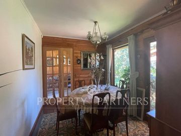 Se vende hermosa casa, con un entorno  privilegiado en Valdivia, cercana a Colegios, Universidades y centro de la ciudad.