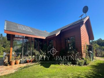 Se vende hermosa casa, con un entorno  privilegiado en Valdivia, cercana a Colegios, Universidades y centro de la ciudad.