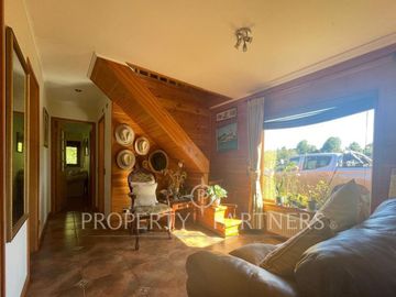 Se vende hermosa casa, con un entorno  privilegiado en Valdivia, cercana a Colegios, Universidades y centro de la ciudad.