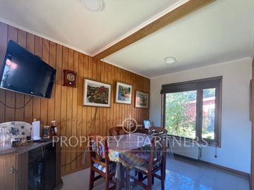 Se vende hermosa casa, con un entorno  privilegiado en Valdivia, cercana a Colegios, Universidades y centro de la ciudad.