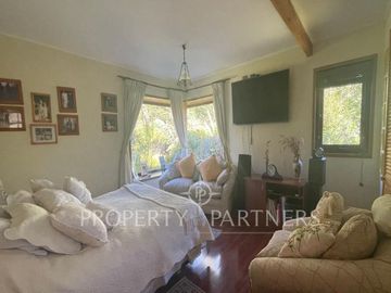 Se vende hermosa casa, con un entorno  privilegiado en Valdivia, cercana a Colegios, Universidades y centro de la ciudad.