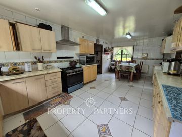 Hermosa Parcela con Amplia Casa en Condominio Miraflores