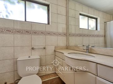 Se vende espaciosa Casa en exclusivo condominio La Reina